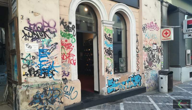 Amenzile pentru „artiștii“ care fac graffiti pe clădiri sunt prea mici ca  să-i descurajeze. Poliția Locală a sancționat peste 50 de tineri dar  fenomenul tot ia amploare -